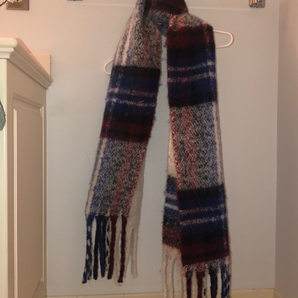Hollister Scarf